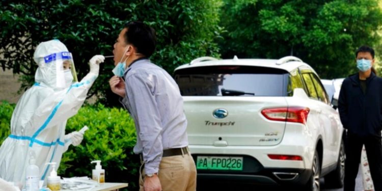 OMS: muertes por COVID caen 21%, pero aumentan los contagios