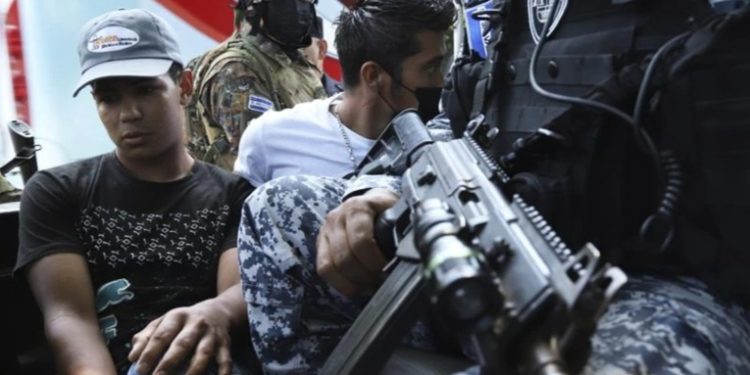 ONGs reportan más de 300 violaciones a DDHH en El Salvador