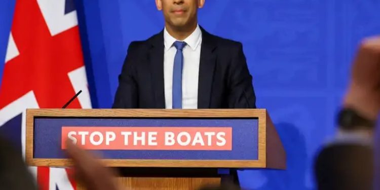 ONU pide a Reino Unido reconsiderar expulsión de migrantes