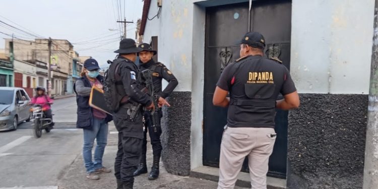 Operativo conjunto: Ocho detenidos y armas incautadas en allanamientos en Guatemala y El Progreso