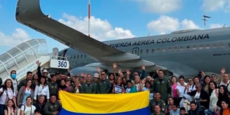 Operativo de evacuación: 110 colombianos regresan de Israel en avión militar