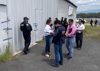 Operativo en Aeropuerto La Aurora: Fiscales y PNC investigan almacenaje ilegal de productos