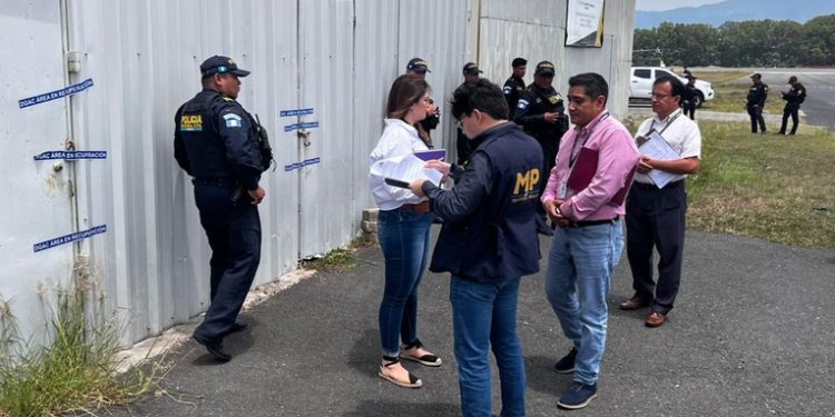 Operativo en Aeropuerto La Aurora: Fiscales y PNC investigan almacenaje ilegal de productos