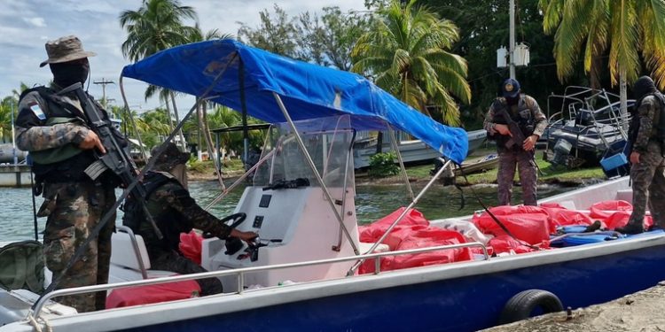 Operativo naval asegura cargamento de droga abandonado en costas del Caribe