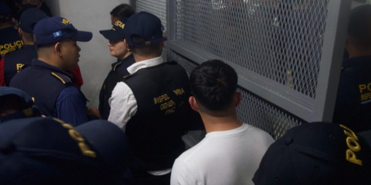 Operativo sorpresa desmantela red de coyotaje integrada por agentes de la PNC