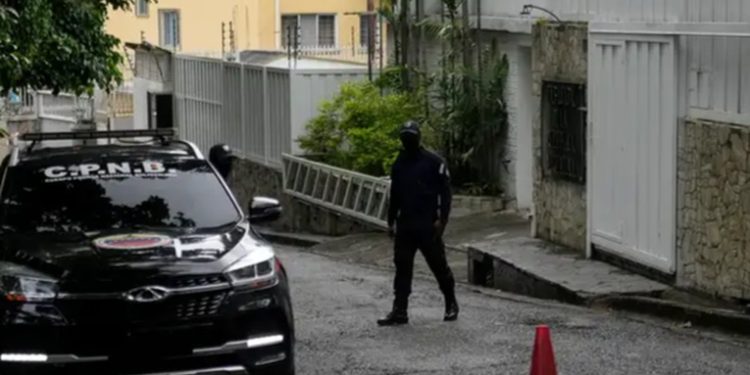 Opositor venezolano abandona embajada argentina en Caracas