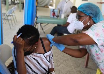 OPS: apenas 39% tienen vacunas completas en América latina.