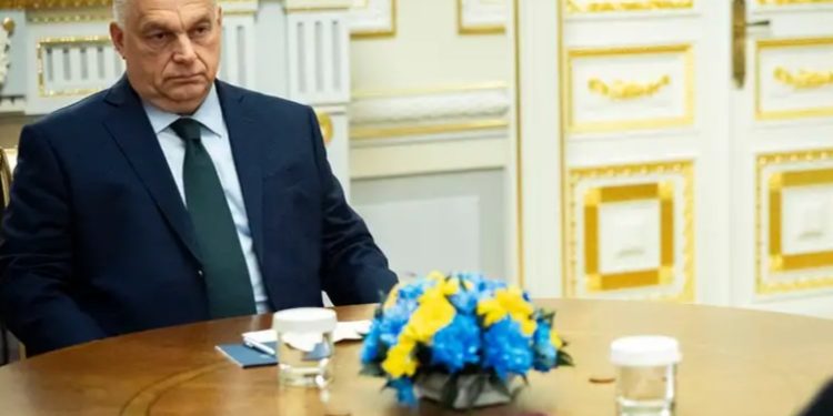 Orbán pide a Zelenski en Kiev que considere un alto el fuego