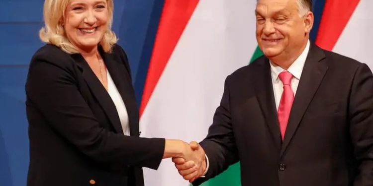 Orbán y Le Pen unen fuerzas en el Parlamento Europeo