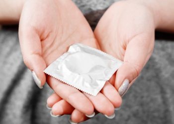 Ordenan retirar del mercado un lote de condones con orificios en Colombia y las redes no lo perdonan