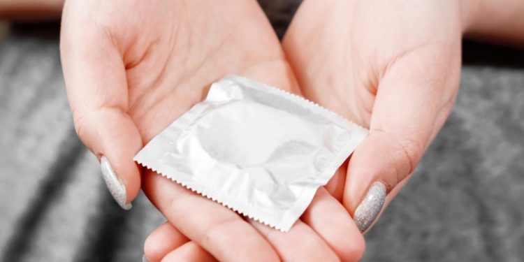 Ordenan retirar del mercado un lote de condones con orificios en Colombia y las redes no lo perdonan