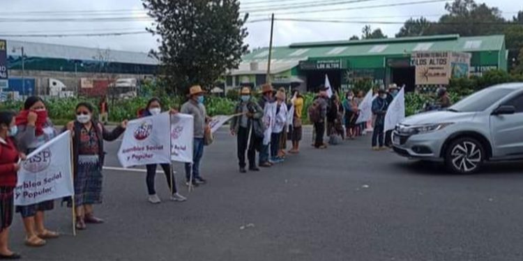 Organizaciones cierran 12 tramos carreteros en protesta por alto costo de la canasta básica