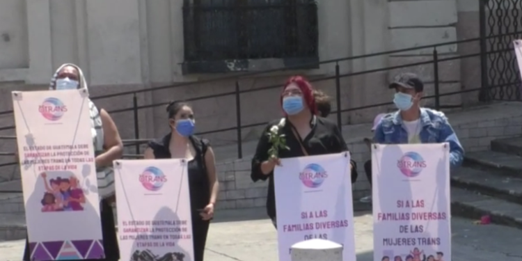 Organizaciones de mujeres manifiestan en rechazo a la recién aprobada ley de protección a la familia