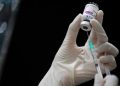 Oxford y AstraZeneca inician prueba de vacuna contra variante beta