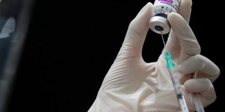 Oxford y AstraZeneca inician prueba de vacuna contra variante beta