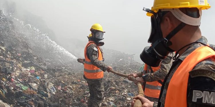 Pacientes podrían ser trasladados debido al incendio del vertedero en Villa Nueva