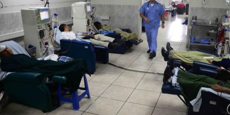 Pacientes renales claman por acceso a tratamientos en medio de bloqueos y manifestaciones