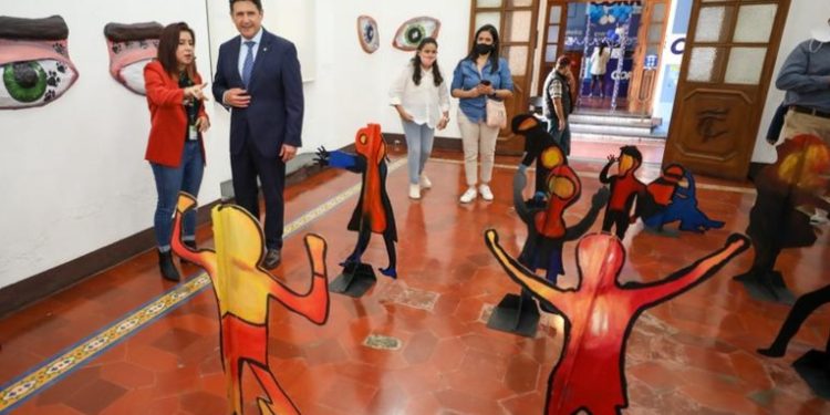 Padres de alumnos de la escuela de Arte protestan por el fin de la concesión del edificio de Correos y Telégrafos