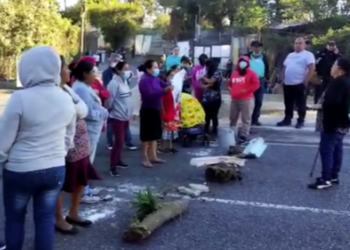 Padres de familia bloquean zona 16 en protesta a falta de maestros