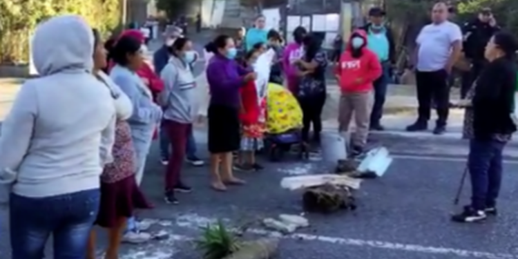 Padres de familia bloquean zona 16 en protesta a falta de maestros