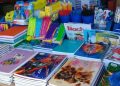 Padres de familia inician compra de útiles escolares para el próximo año escolar