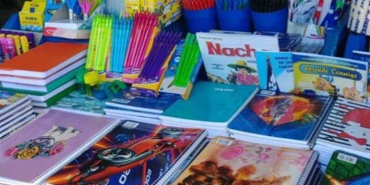 Padres de familia inician compra de útiles escolares para el próximo año escolar
