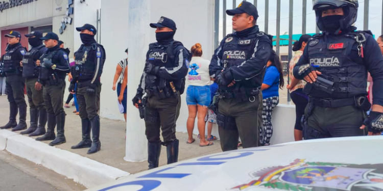 Pagos de hasta 2.000 dólares: Estudiantes y maestros son extorsionados en escuelas de Ecuador