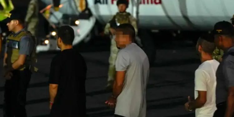 Panamá deporta a migrantes del Darién con ayuda de EE. UU