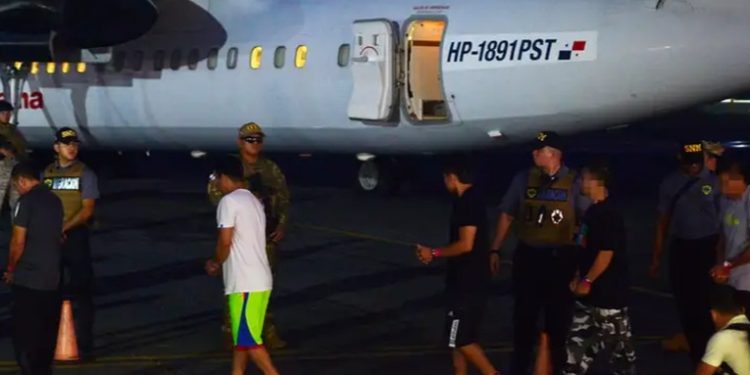 Panamá deporta al primer grupo de migrantes ecuatorianos