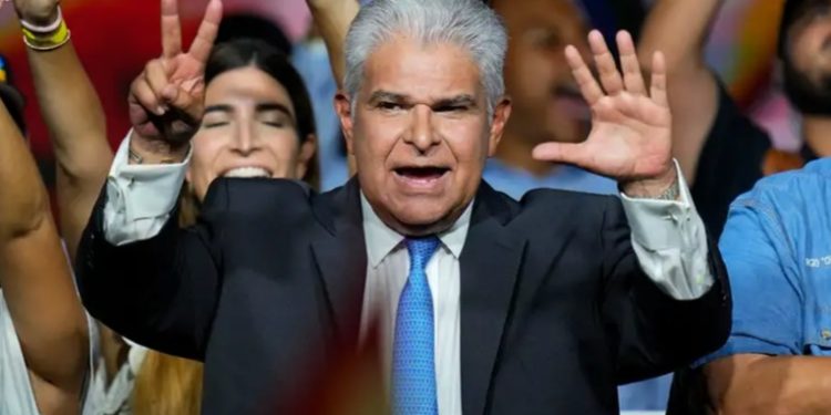 Panamá: Mulino vota y visita a Martinelli en embajada