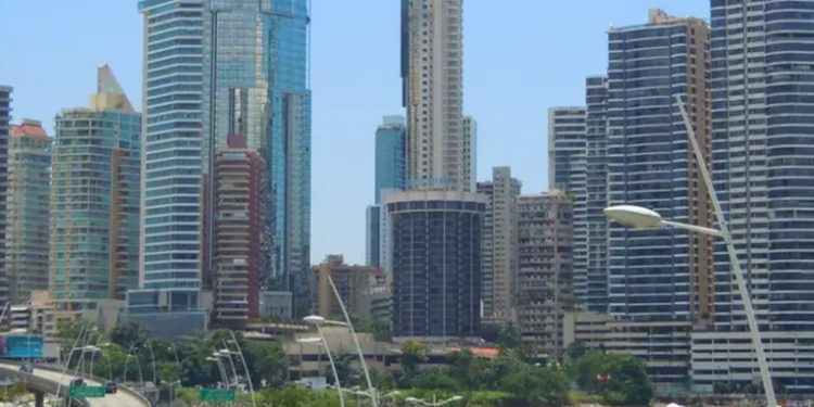 Panamá restablece electricidad tras un apagón nacional