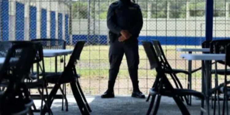 Pandilleros de alta peligrosidad son trasladados a la cárcel de máxima seguridad Renovación I