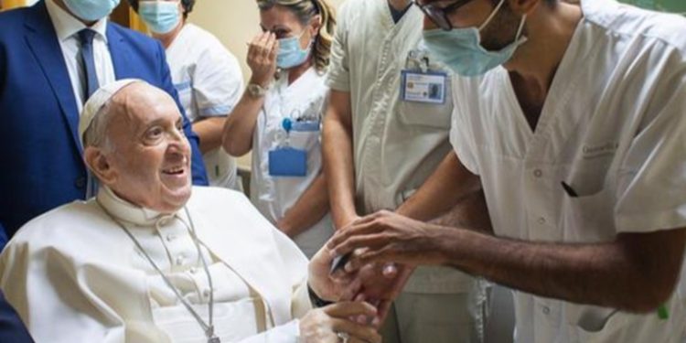 Papa Francisco desmiente que fuese a renunciar tras ser operado