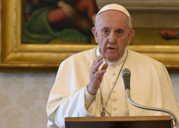 Papa Francisco pide a nuevos sacerdotes que eviten la vanidad y el dinero