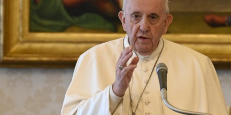 Papa Francisco pide a nuevos sacerdotes que eviten la vanidad y el dinero