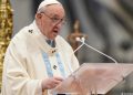 Papa Francisco pide diálogo en la crisis de Ucrania y dice que la guerra es una locura
