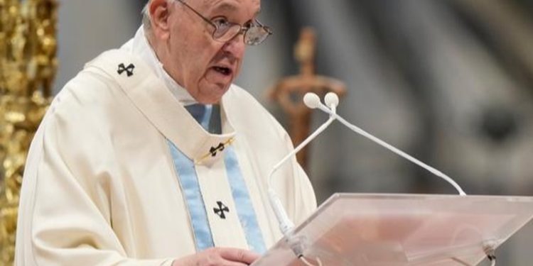 Papa Francisco pide diálogo en la crisis de Ucrania y dice que la guerra es una locura