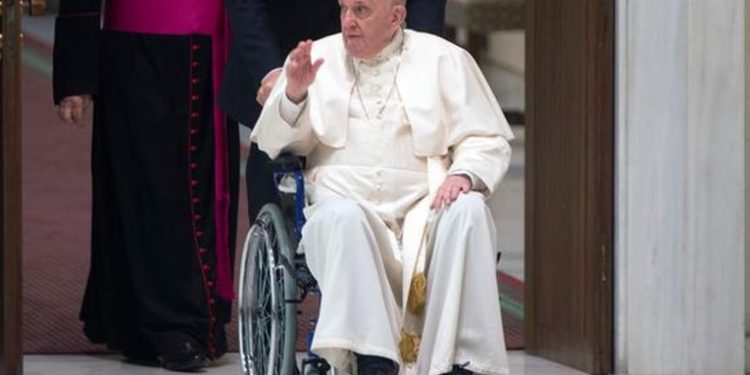 Papa Francisco se presenta en silla de ruedas por primera vez debido a dolor de rodilla