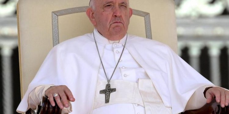 Papa Francisco se recupera de operación por hernia abdominal