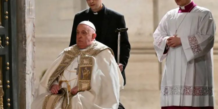 Papa Francisco tiene neumonía y presenta cuadro 'complejo'