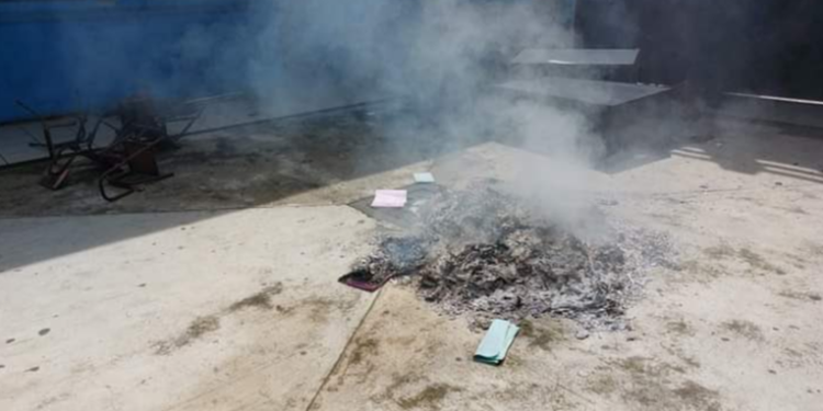 Papeletas electorales son quemadas en medio de tensiones políticas en San Martin Zapotitlán