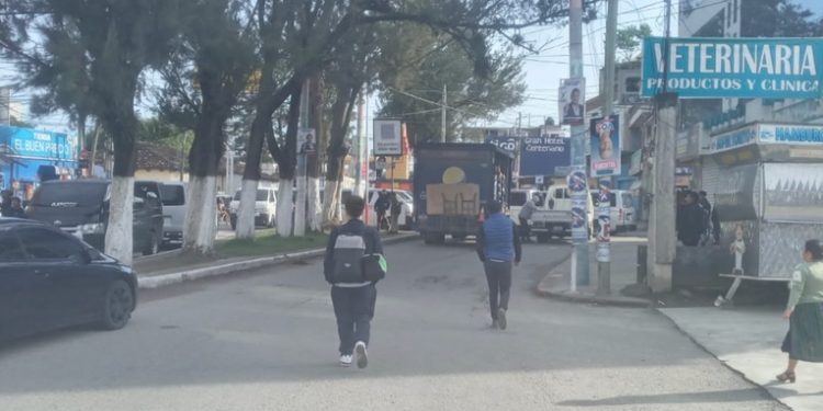Paralizan servicio de transporte de pasajeros de Quiché por el mal estado de carreteras