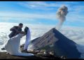 Pareja guatemalteca se casó en la cima del Volcán de Acatenango.