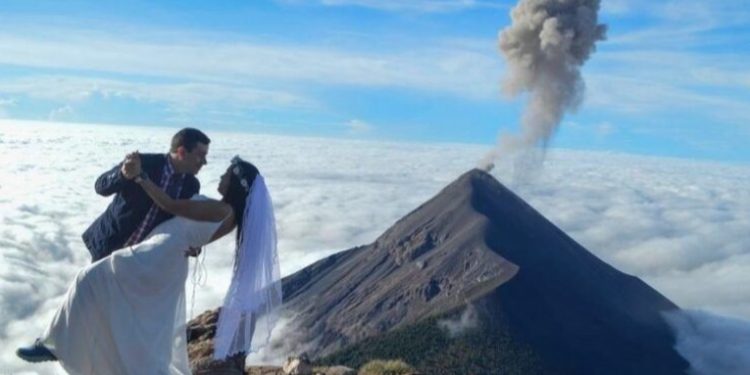 Pareja guatemalteca se casó en la cima del Volcán de Acatenango.