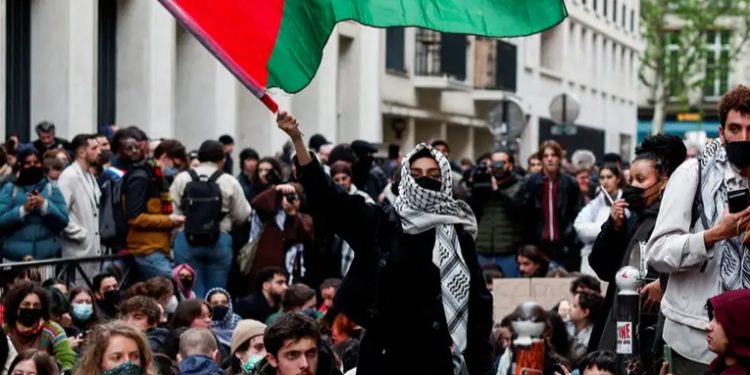París: desalojan a manifestantes propalestina de universidad
