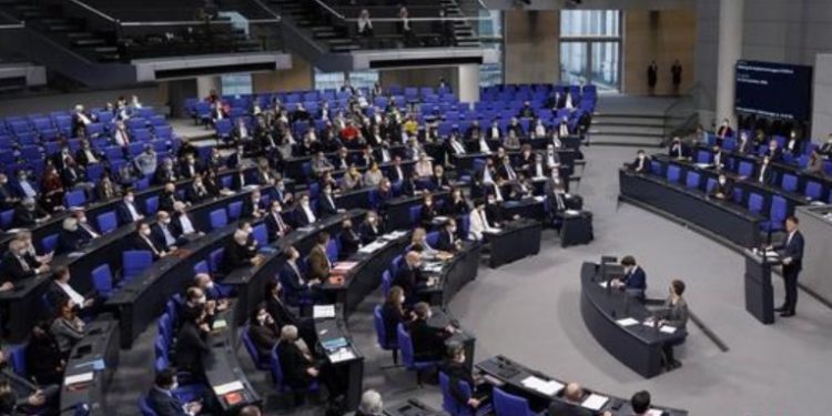 Parlamento alemán aprueba vacunación obligatoria para trabajadores sanitarios