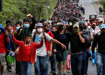 Parte enorme caravana migrante rumbo a EE.UU