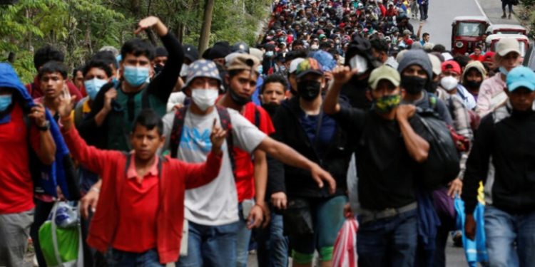 Parte enorme caravana migrante rumbo a EE.UU