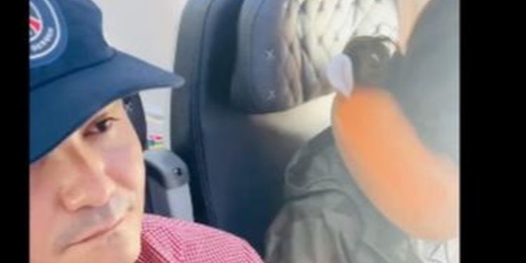 Pasajera increpa a juez del caso Corrupción Semilla durante vuelo a Panamá