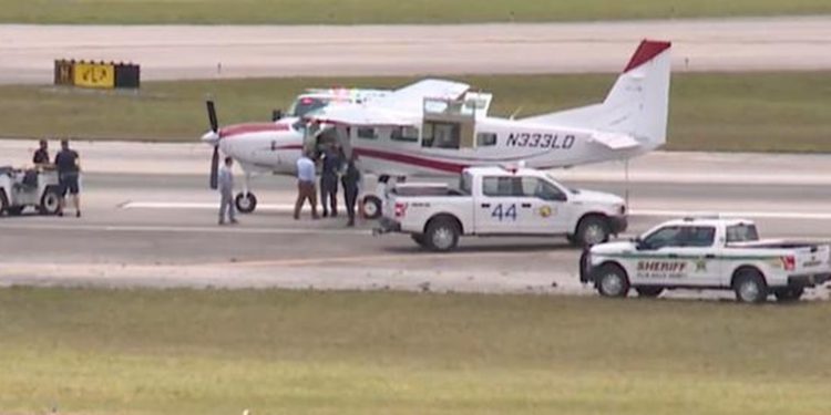 Pasajero sin idea de cómo volar aterriza avioneta en Florida después de que piloto quedara incapacitado